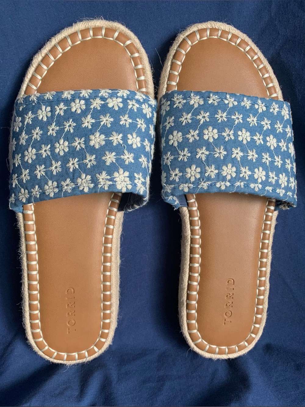 Torrid size 11WW nwot Blue Floral Espadrille Slide Sandals
